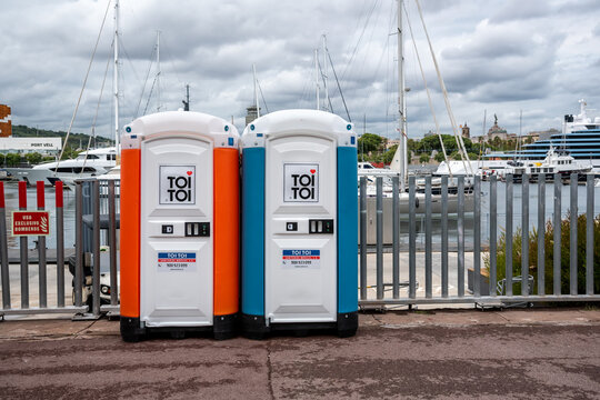 Cabinas wc sanitarias port&aacute;tiles en el puerto durante un evento local en Barcelona, Espa&ntilde;a - 24 de septiembre de 2022