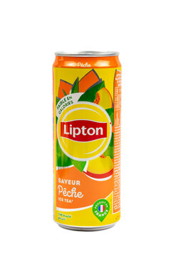 Vaison-la-Romaine, Vaucluse, France - 01122023 : canette de th&eacute; saveur p&ecirc;che de marque Lipton, en gros plan, isol&eacute; sur un fond blanc