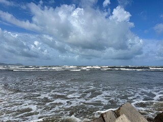 Suaves olas del mar en un dia soleado