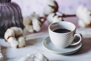 Tasse à café en porcelaine blanche sur la table de la cuisine