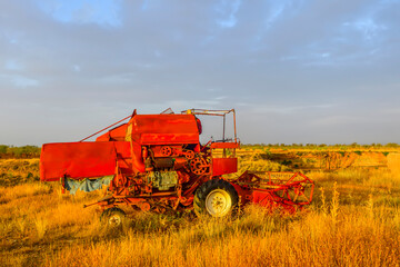 Obraz premium Abandoned tractor or harvester machine in the field.
