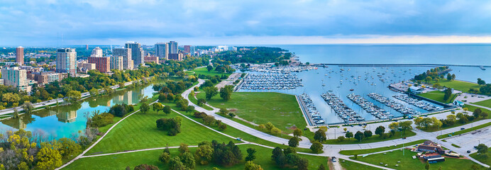 Aerial Milwaukee Marina at Dawn with Urban Skyline and Park Panorama - obrazy, fototapety, plakaty