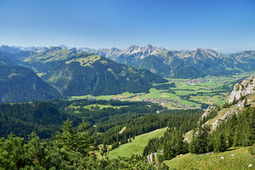 Tannheimer Tal mit Bergpanorama-Blick vom Gamskopf, Tirol, Österreich