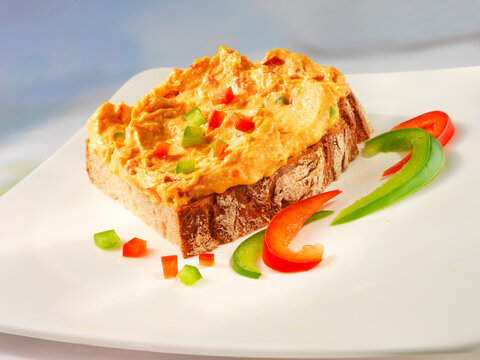 Tofuaufstrich, Tofu, Brotaufstrich, Brotzeit, isoliert, Parika,