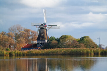 Wiatrak nad wodą w Holandii. © Adam Sadlak