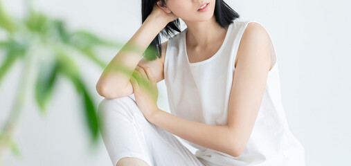 白い服を着た若い女性　美容・健康イメージ