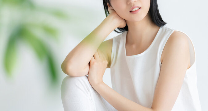 白い服を着た若い女性　美容・健康イメージ