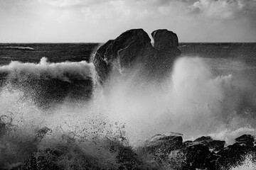 aufgewühltes Meer mit gewaltigen Wellen, Sturm und Flut an der Pointe de la Torche mit Blick auf...