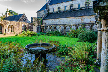 klassischer Klostergarten; alter Kreuzgang mit Brunnen; Kloster Daoulas, Abbaye; F, Bretagne,...