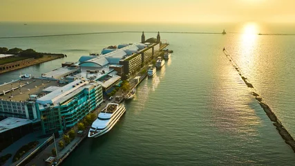 Crédence de cuisine en verre imprimé Chicago Boat docked Navy Pier on Lake Michigan sunrise aerial in summer dawn, Chicago, IL