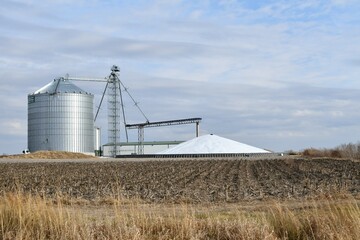 Obraz premium Grain Elevator in a Farm Field