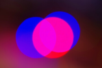 Abstrakcja kolorów dyskotekowych, dwa niebieskie światła i jedno różowe.