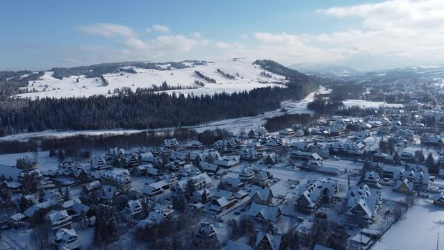 Przelot nad miejscowością turystyczną podczas zimy w 4K - Białka Tatrzańska 