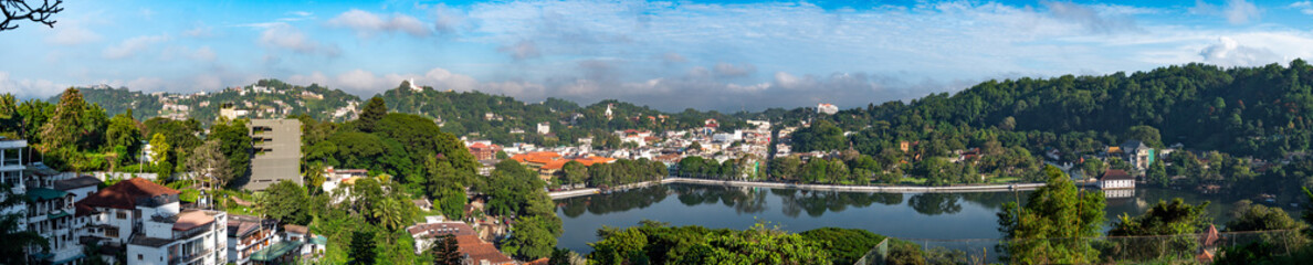 Fototapeta na wymiar Kandy, Sri Lanka: Panorama der Stadt