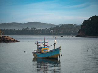 Fototapeta na wymiar Mirissa, Sri Lanka: Ein Fischerboot im Hafen