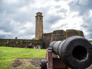 Galle, Sri Lanka: Eine Kanone vor dem Glockenturm