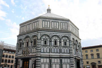 Fototapeta na wymiar Das Baptisterium San Giovanni neben dem Dom von Florenz, Italien 