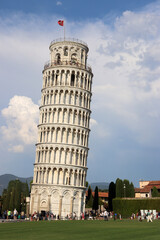 Schiefer Turm von Pisa, Italien mit leicht bewölktem Himmel