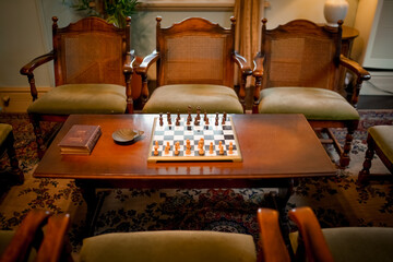 チェスの駒と木製の机