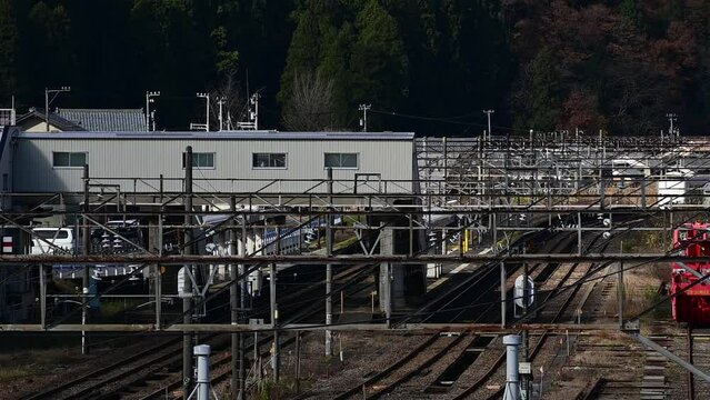 今庄駅を通過する特急サンダーバード （北陸本線 今庄, 2023年12月）