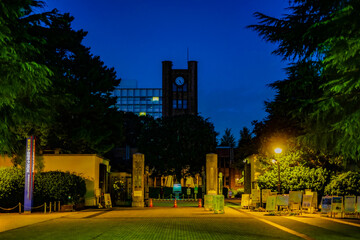 夜のキャンパスのイメージ