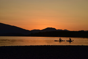 Wieczorny relaks nad jeziorem, po zachodzie słońca - obrazy, fototapety, plakaty