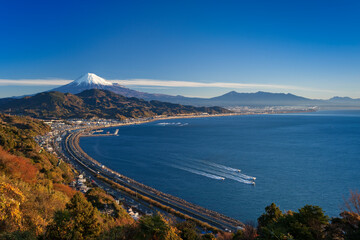 出港する船と駿河湾と東名高速と富士山