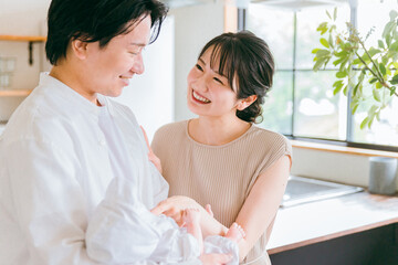赤ちゃんと若い日本人夫婦・幸せな結婚生活・新婚（産褥期）
