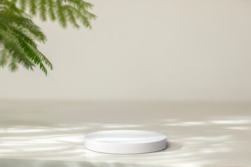 白い円形のポディウムのあるテーブルトップ