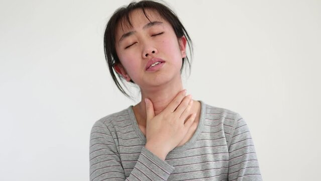 Woman with sore throat and uncomfortable throat.