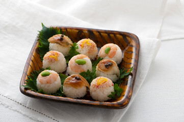 和食器に盛られた魚介の手毬寿司　日本料理