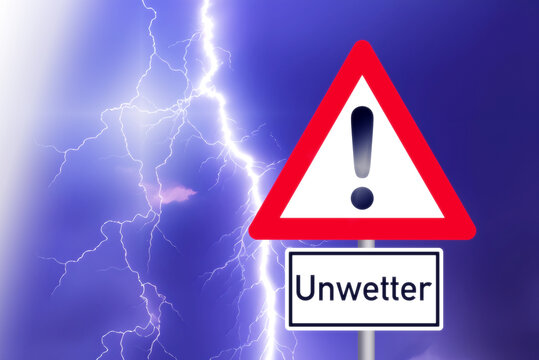 Blitz am Himmel und Warnung vor einem Unwetter