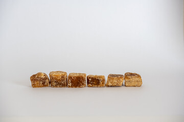 黒糖の塊一列置き白背景
