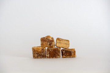黒糖の塊6個白背景