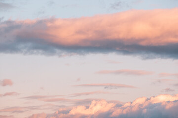 Ciel nuageux fin après-midi avec éclaircie