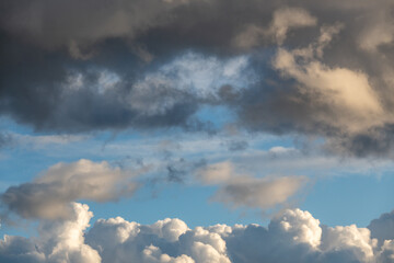 Fototapeta na wymiar Ciel nuageux fin après-midi avec éclaircie