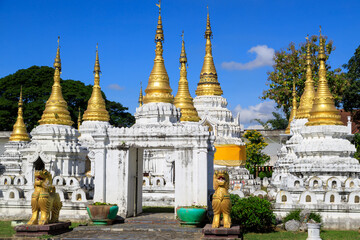 Naklejka premium Wat Chedi Sao Lang Buddhist Temple Lampang Thailand