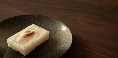 toasted rice cake on the plate. 皿の上の焼き餅
