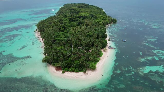 Turquoise colour of Zapatilla Cay in Bocas del Toro, Panama_4K