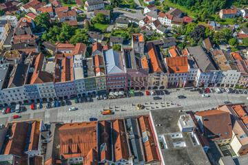 Das historische Stadtzentrum von Neuötting mit den typischen Bürgerhäusern im Inn-Salzach-Stil...
