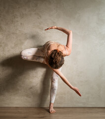 Yoga , junge Frau mit Körperübungen für Gleichgewicht, Balance und Konzentation	