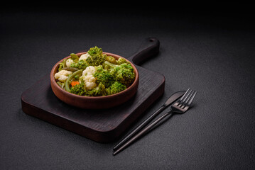 Obraz na płótnie Canvas Delicious fresh vegetables steamed carrots, broccoli, cauliflower