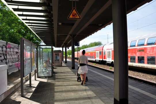 Regionalbahn der Deutsche Bahn:  roter Zug im Delmenhorster Bahnhof.