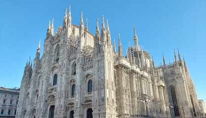 Duomo di Milano: lampione, guglie e statue 