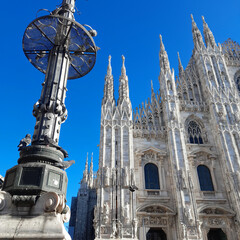 Duomo di Milano: lampione, guglie e statue 