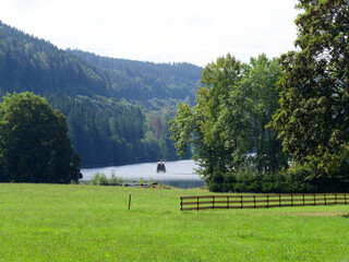 Titisee im südlichen Schwarzwald in Baden-Württemberg. Blick auf den See vom Weg entlang des...
