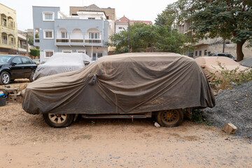 voiture sous une bâche de protection dans une rue de Dakar au Sénégal en Afrique