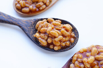 Baked beans in tomato sauce