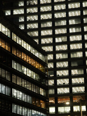 夜のオフィスビルの仕事場の風景