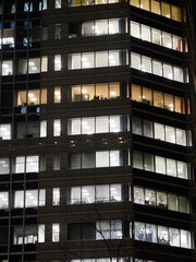Fototapeta na wymiar 夜のオフィスビルの仕事場の風景